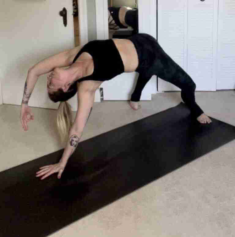 Juli Willams - Yoga Teacher Asana at Home doing wild thing yoga pose for green heart chakra balancing