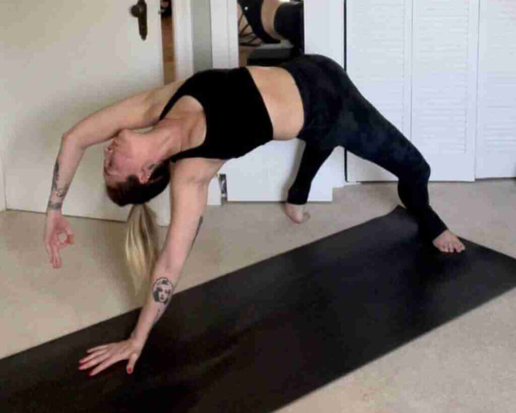 Juli Willams - Yoga Teacher Asana at Home doing wild thing yoga pose for green heart chakra balancing