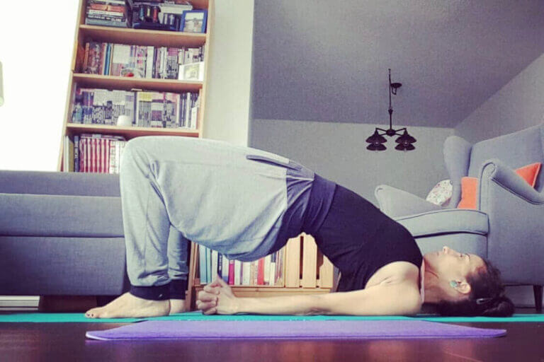 woman doing yoga pose Bridge Pose (Setu Bandha Sarvangasana) for shoulder pain